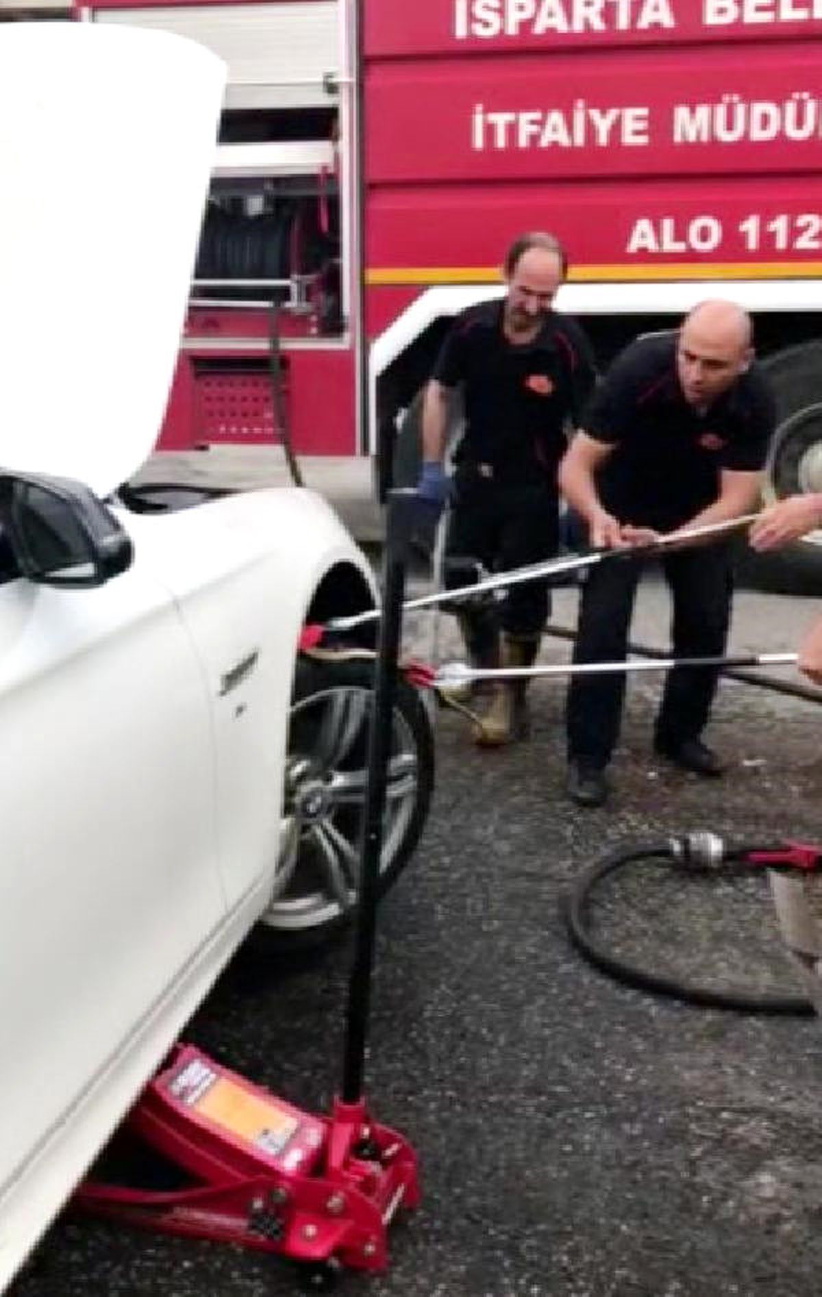 Otomobile Giren Yılanı Çıkaran İtfaiye, Kürekle İtlaf Etti