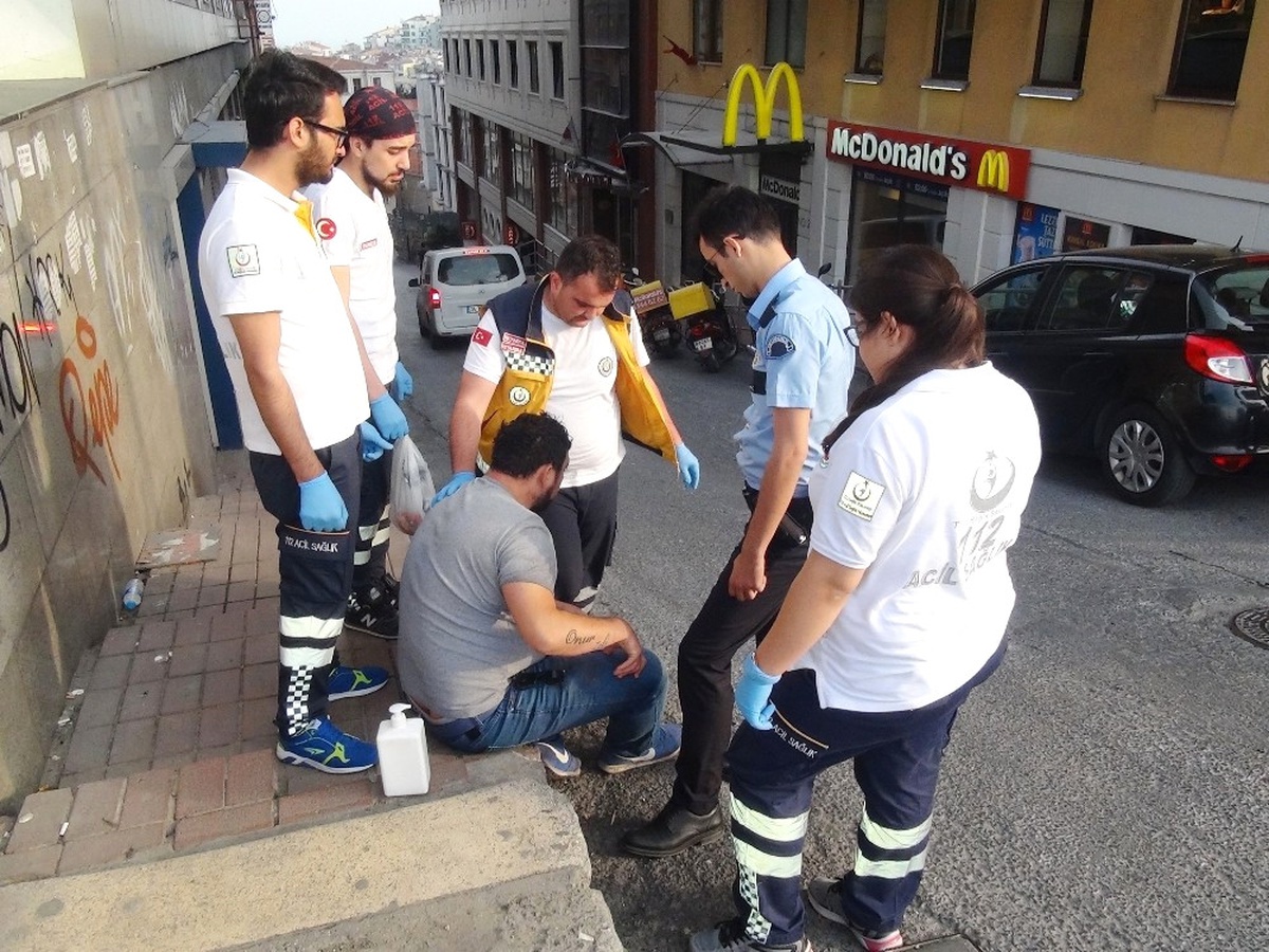 Taksim Meydan\'ında \'Bonzai\' Kullanan Genç Yığılıp Kaldı