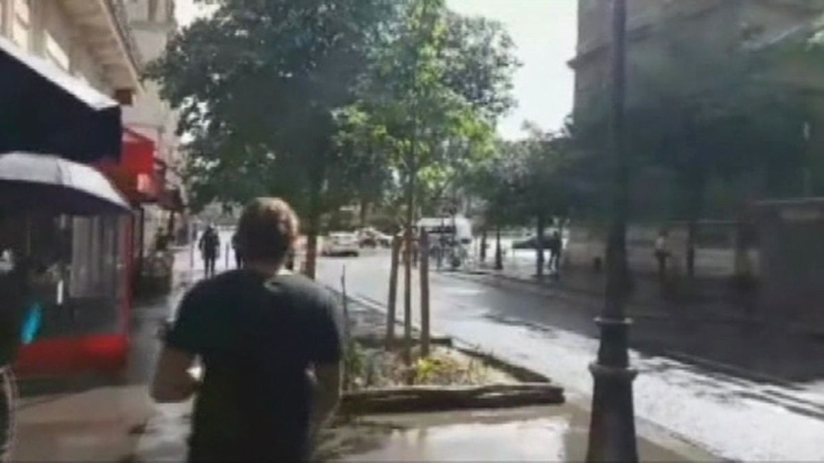 Paris\'te Polise Saldırı