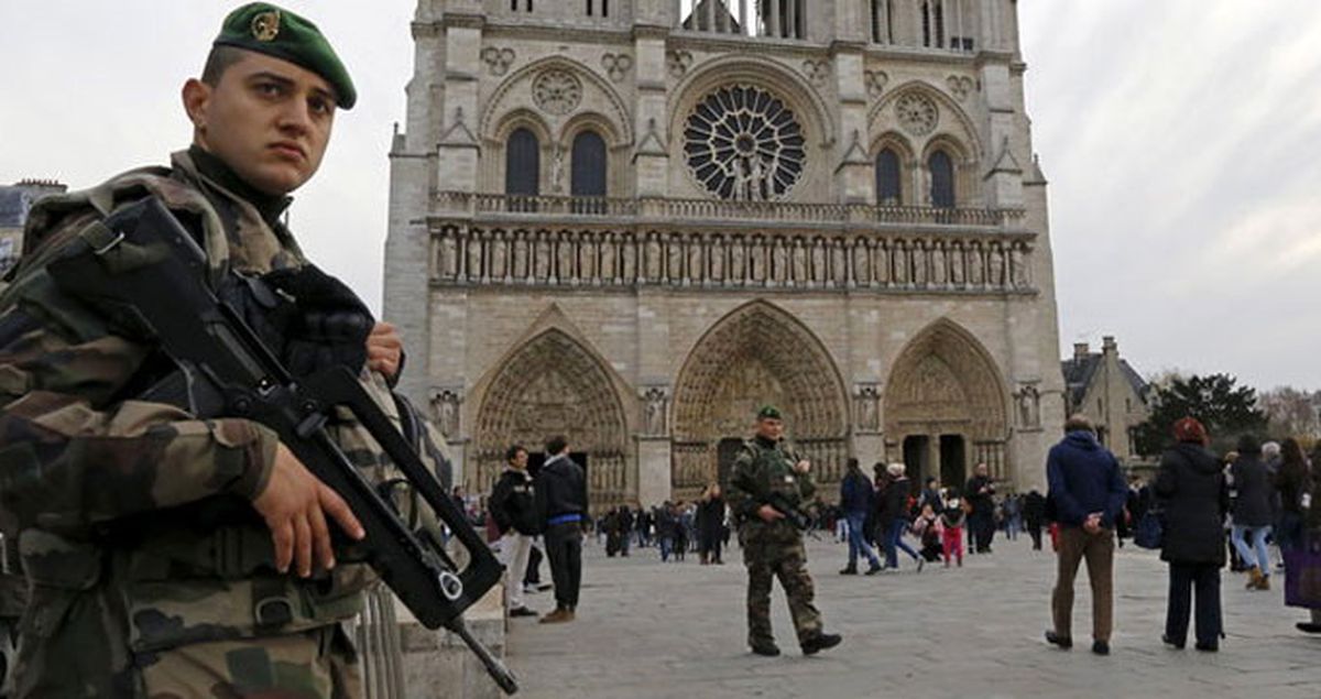 Paris\'te Polise Saldırı