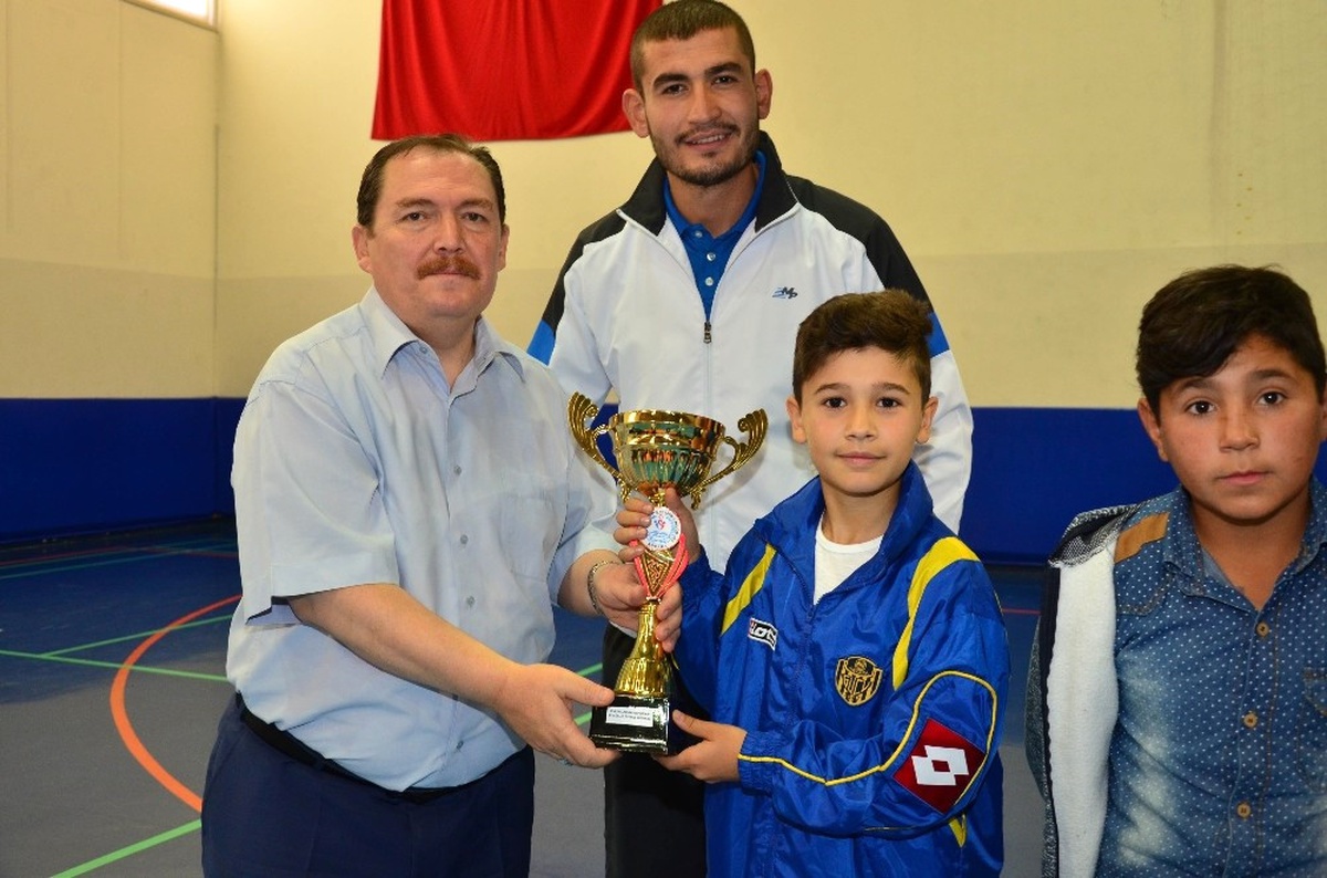 Pursaklar\'da Okul Sporları Şampiyonları Ödüllerine Kavuştu