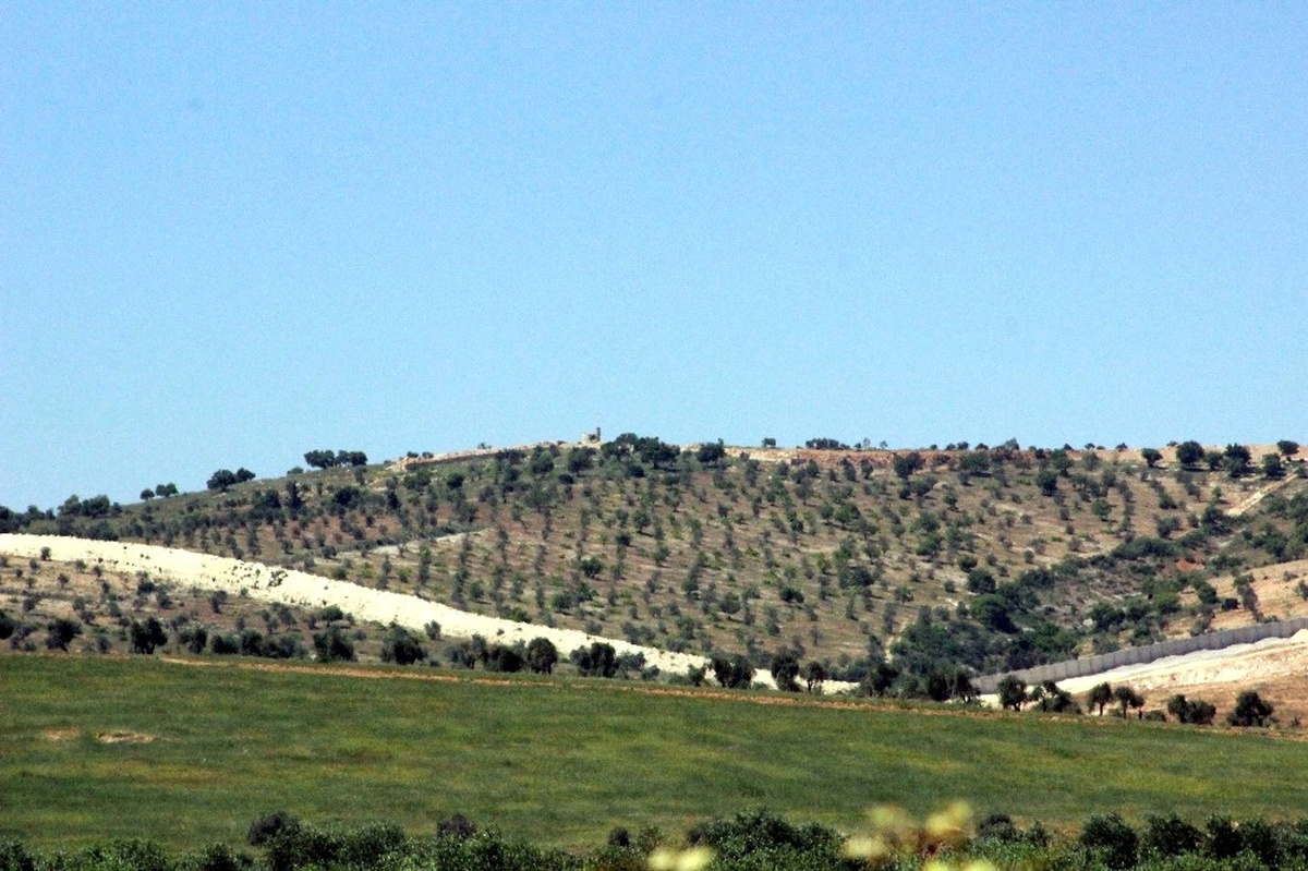 Rus Bayrağı Çeken Ypg\'liler, Mehmetçiğin Kararlı Tutumu Nedeniyle Bayrak Etrafında Nöbet Tutmayı...