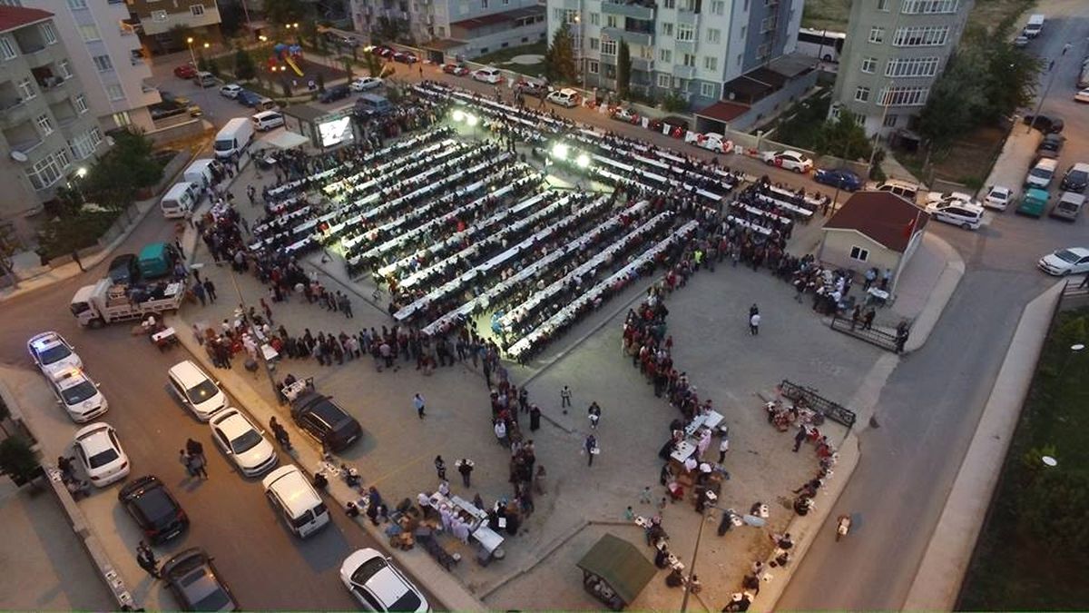 Sofralar Kuruluyor, Gönüller Bir Oluyor\' İftarları