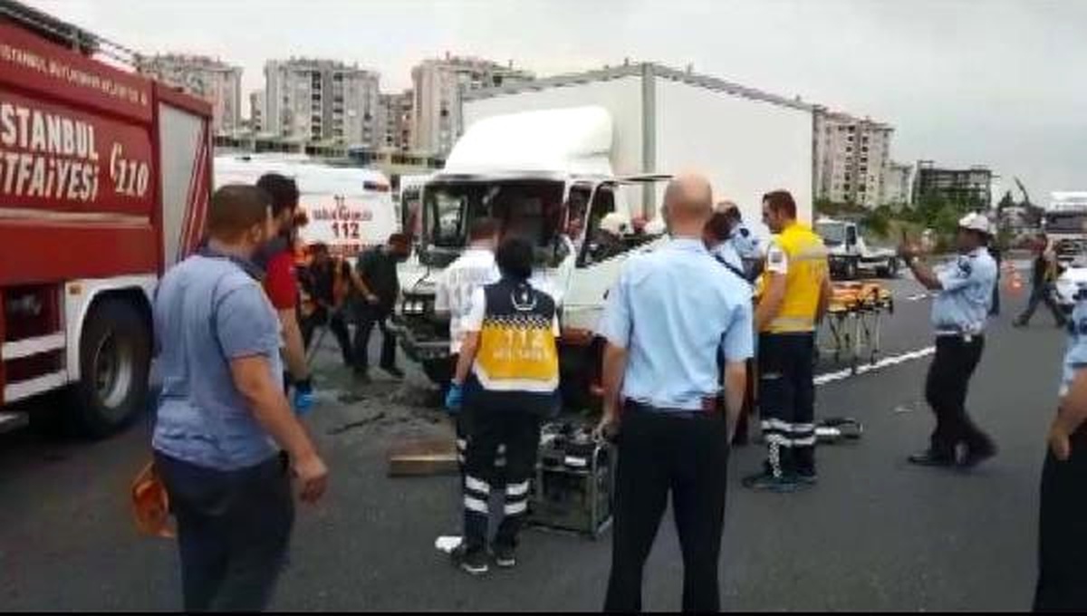 Tem\'de Zincirleme Kaza: Yol Trafiğe Kapandı (2)