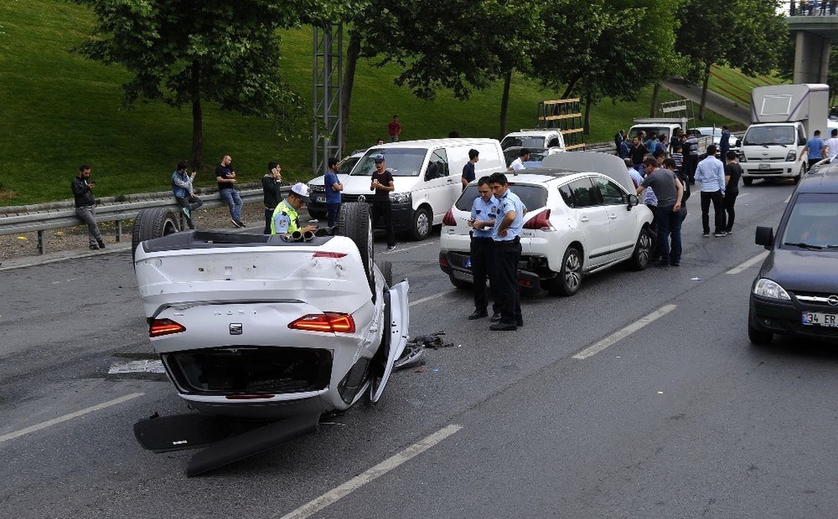Tem Otoyolu Bağcılar Mevkii O3 Bağlantı Yolunda 10 Aracın Karıştığı Zincirleme Trafik Kazası...
