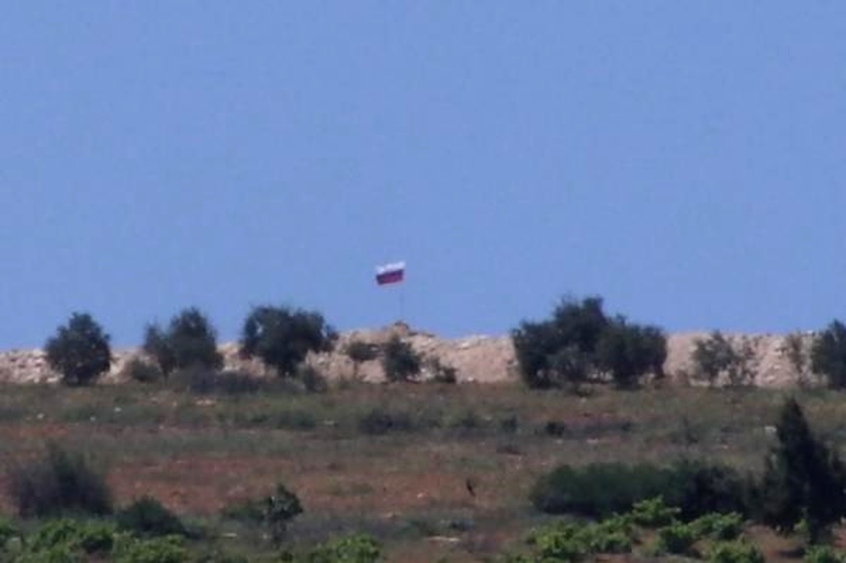 Terör Örgütü Pyd\'nin Sınıra Suriye ve Rus Bayrağı Çekmesi