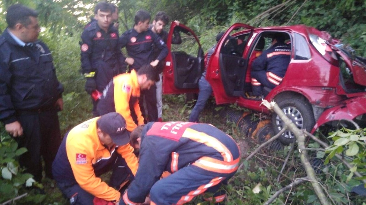 Trabzon\'da Otomobil Uçuruma Yuvarlandı: 2 Yaralı