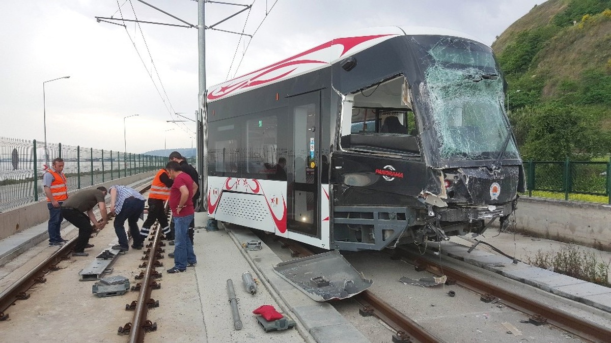Tramvay, Arıza Yapan Önündeki Tramvaya Çarptı: 1 Yaralı