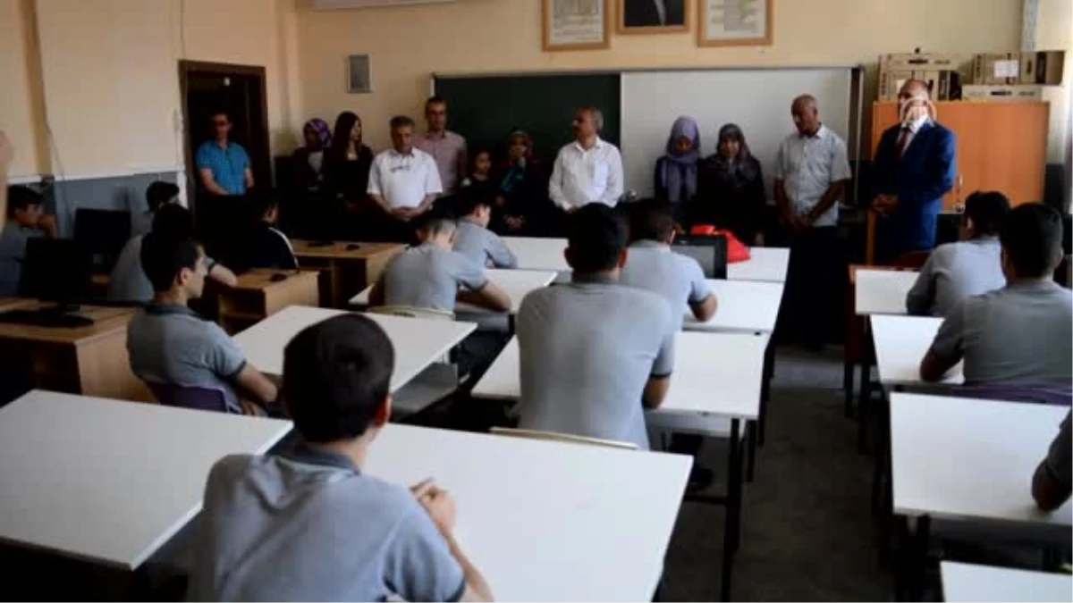 Turgutlu\'da Ölü Bulunan Lise Öğrencisi, Sınıfında Anıldı - Manisa