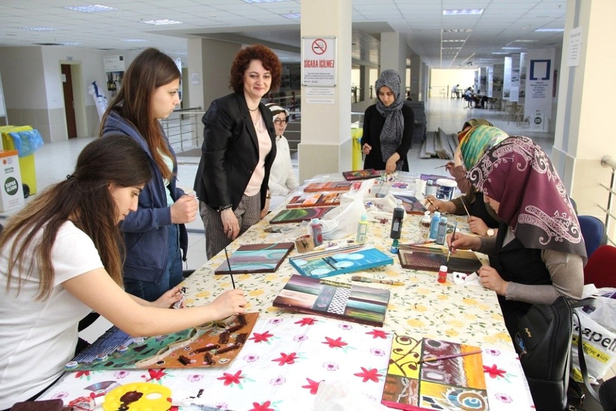 Üniversite Öğrencileri Atık Malzemeleri Sanat Eserine Dönüştürdüler
