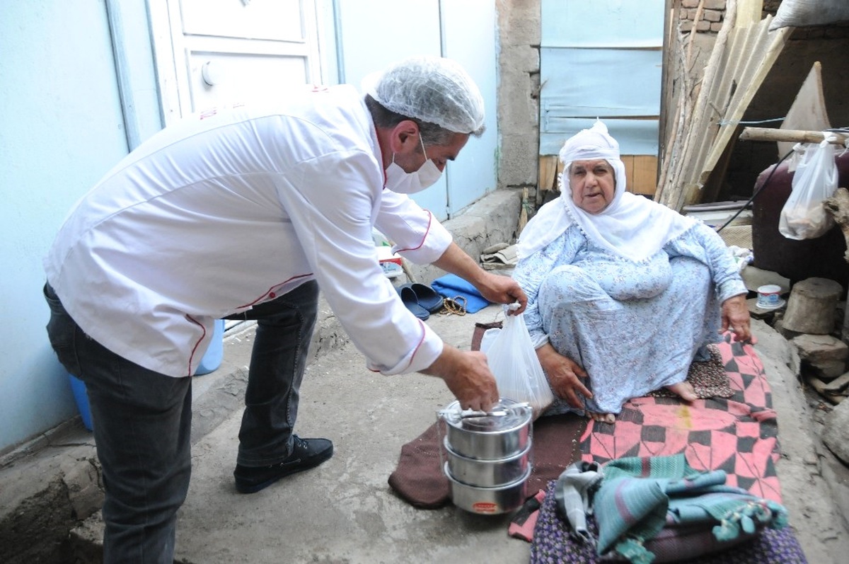 Yaşlı ve Bakıma Muhtaç Vatandaşlara İftar Yemeği