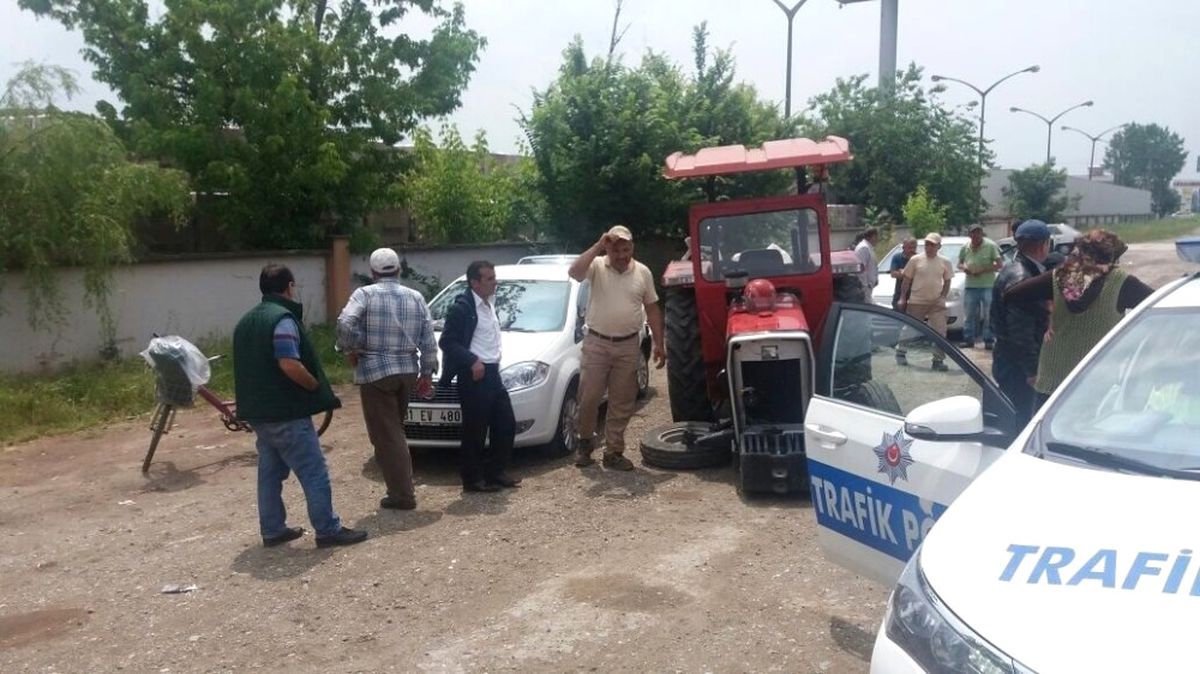 Yoldan Çıkan Traktör Park Halindeki Otomobillere Çarptı