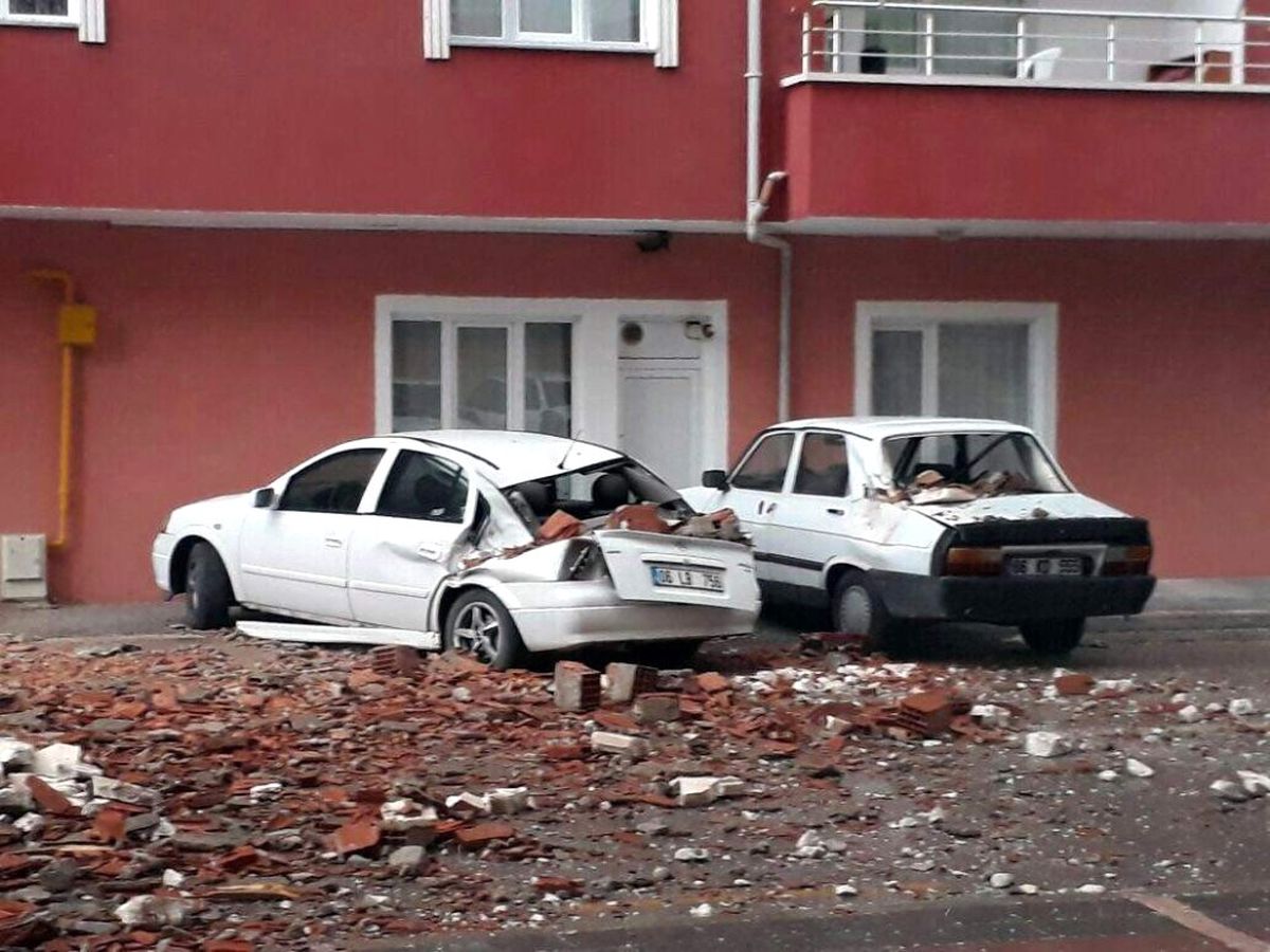 Yozgat\'ta Şiddetli Rüzgar Bir Binanın Çatısını Uçurdu
