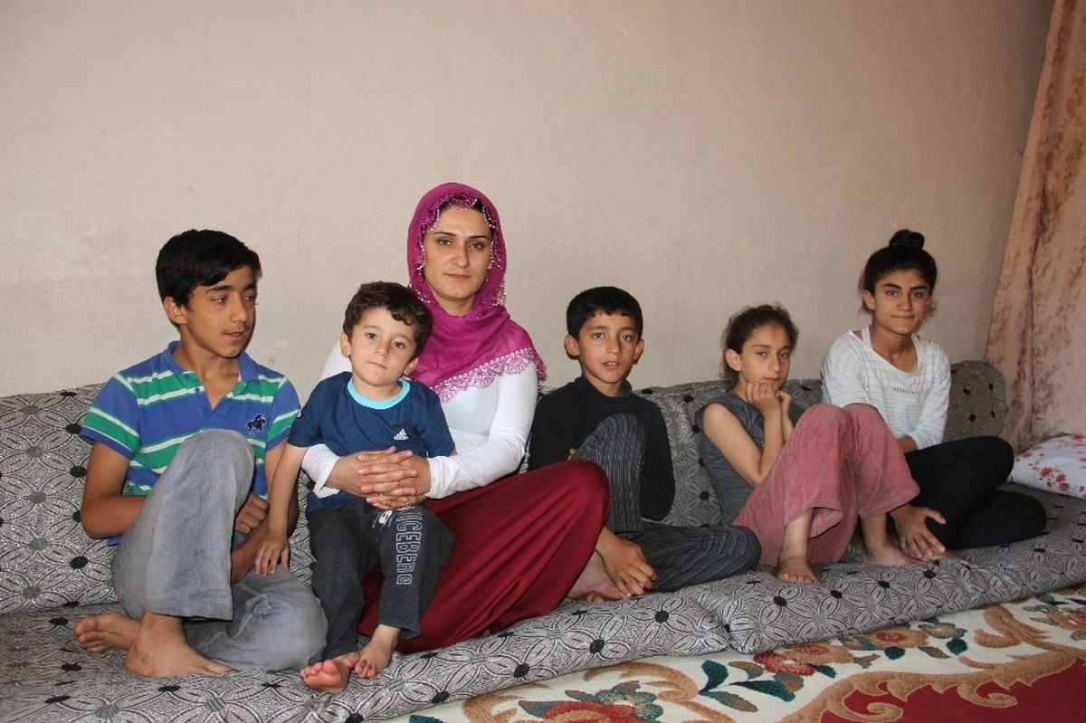 8 Çocuğuna ve Hasta Eşine Bakıyor