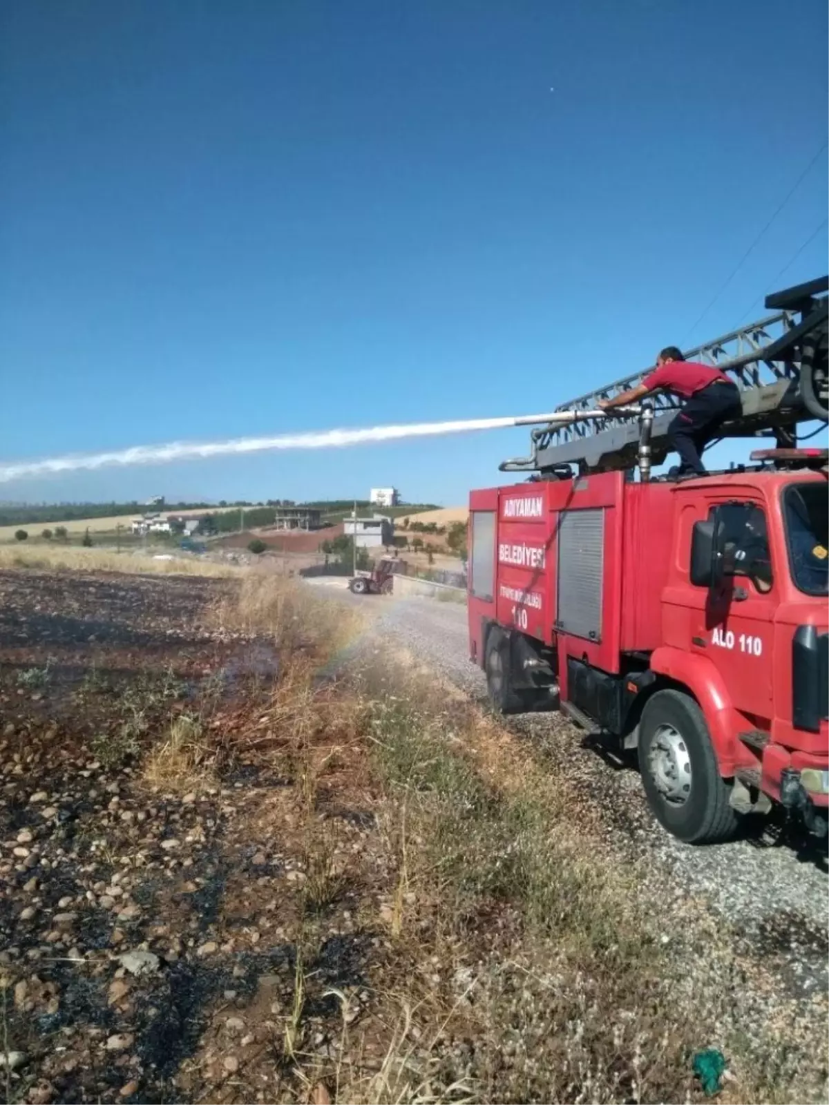 Adıyaman\'da Tarla Yangını: 2 Dönümlük Buğday Kül Oldu