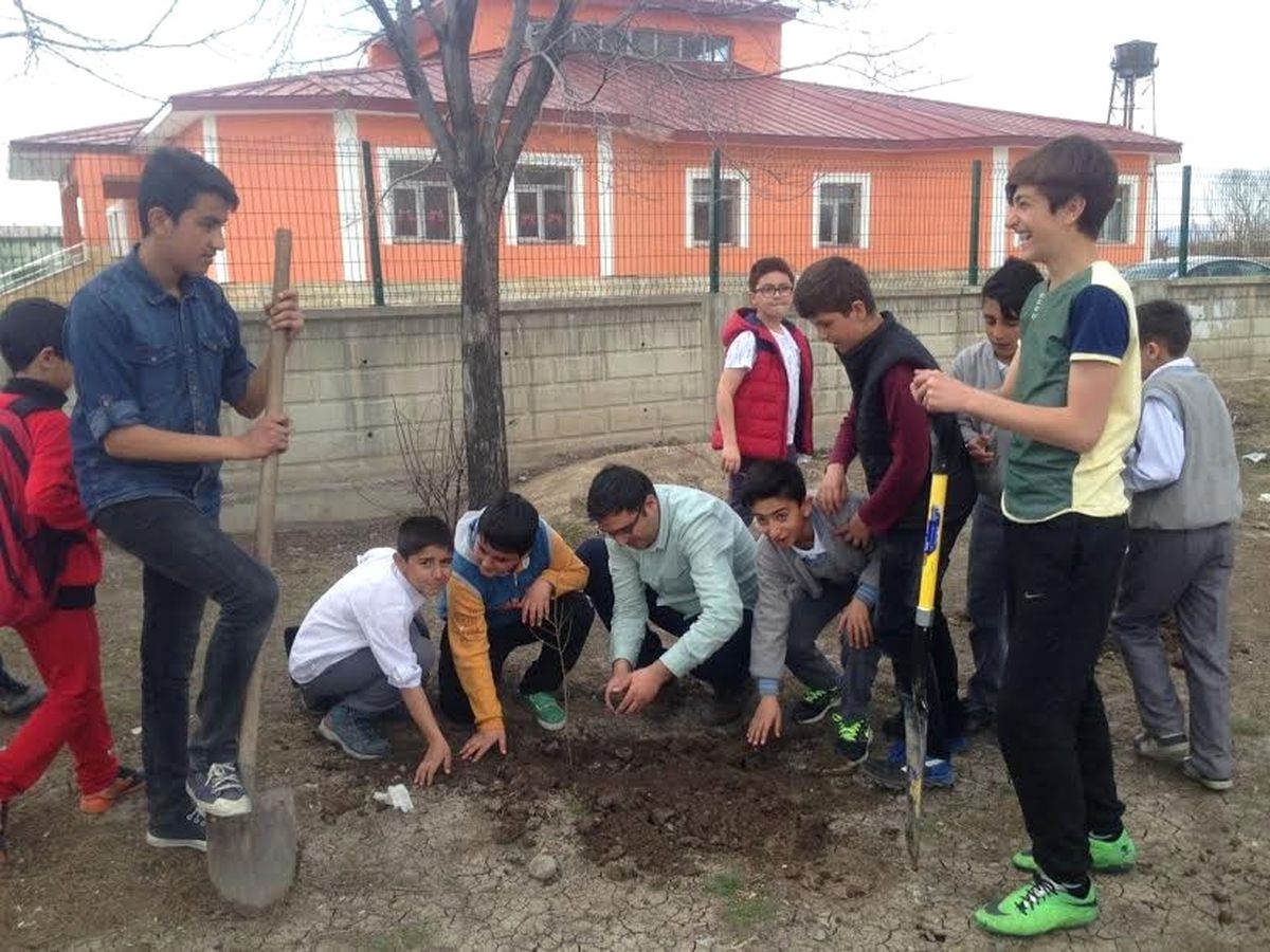 Ağrı\'da Okul Bahçelerine Fidan Dikimi Yapıldı