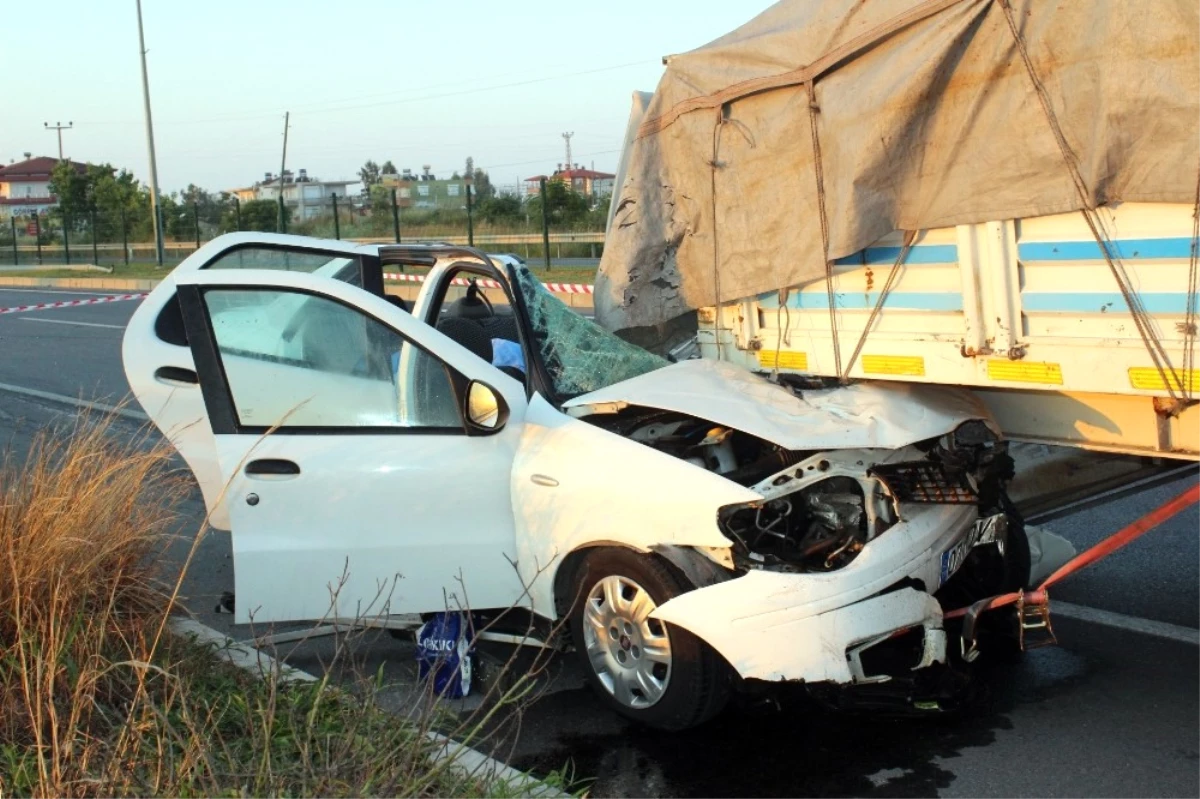 Antalya\'da Otomobil Tırın Altına Girdi: 1 Ölü, 1 Yaralı