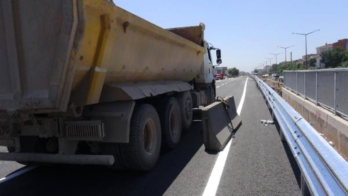 Ayağı Beton Bariyerin Altında Kaldı