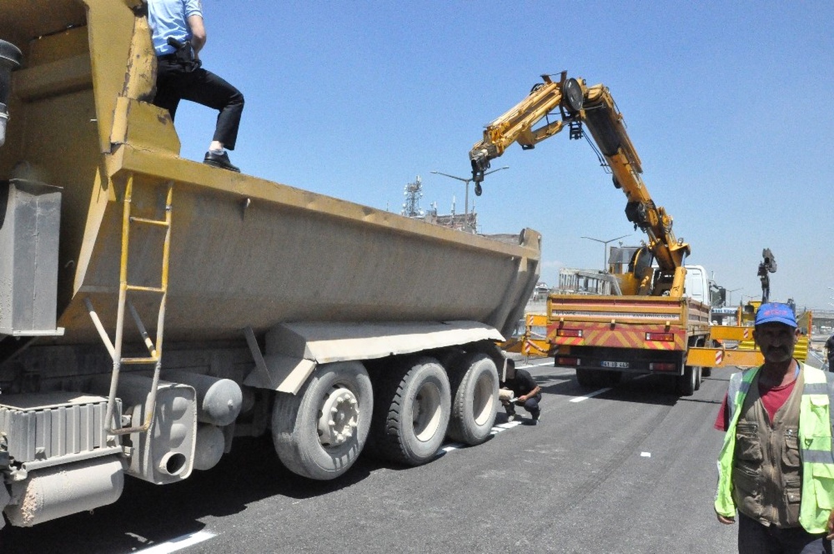 Bacakları Beton Bariyerin Altında Kalan İşçi Yaralandı