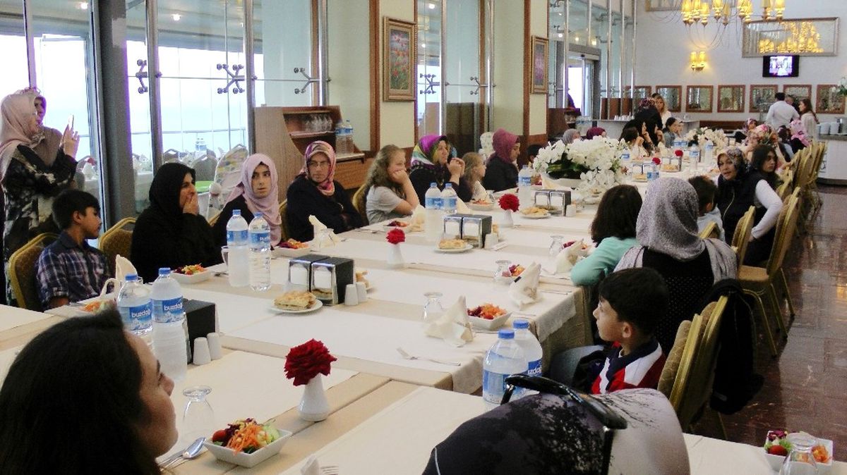 Bakan Özlü\'nün Eşi Yetim Çocuklarla Buluştu