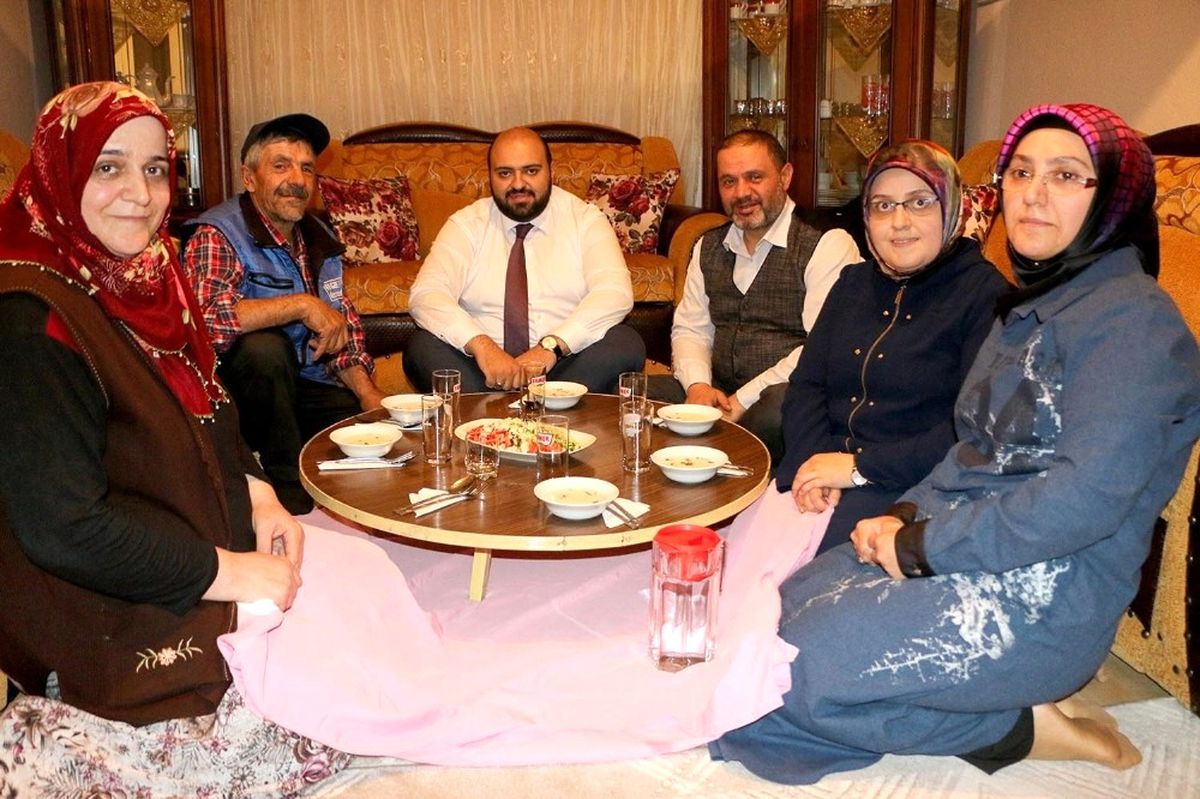 Başkan Orhan\'dan Çat Kapı İftar