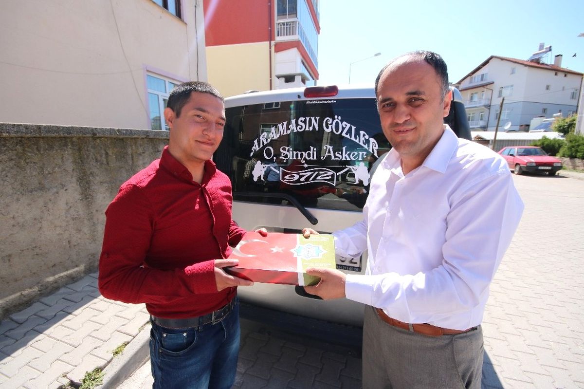 Başkan Özaltun\'dan Askere Gidecek Gençlere Anlamlı Hediye