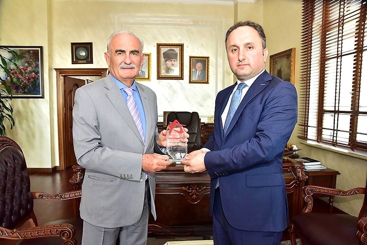 Başkan Yılmaz\'a "Yılın Kurumsal Eğitim Gönüllüsü" Ödülü
