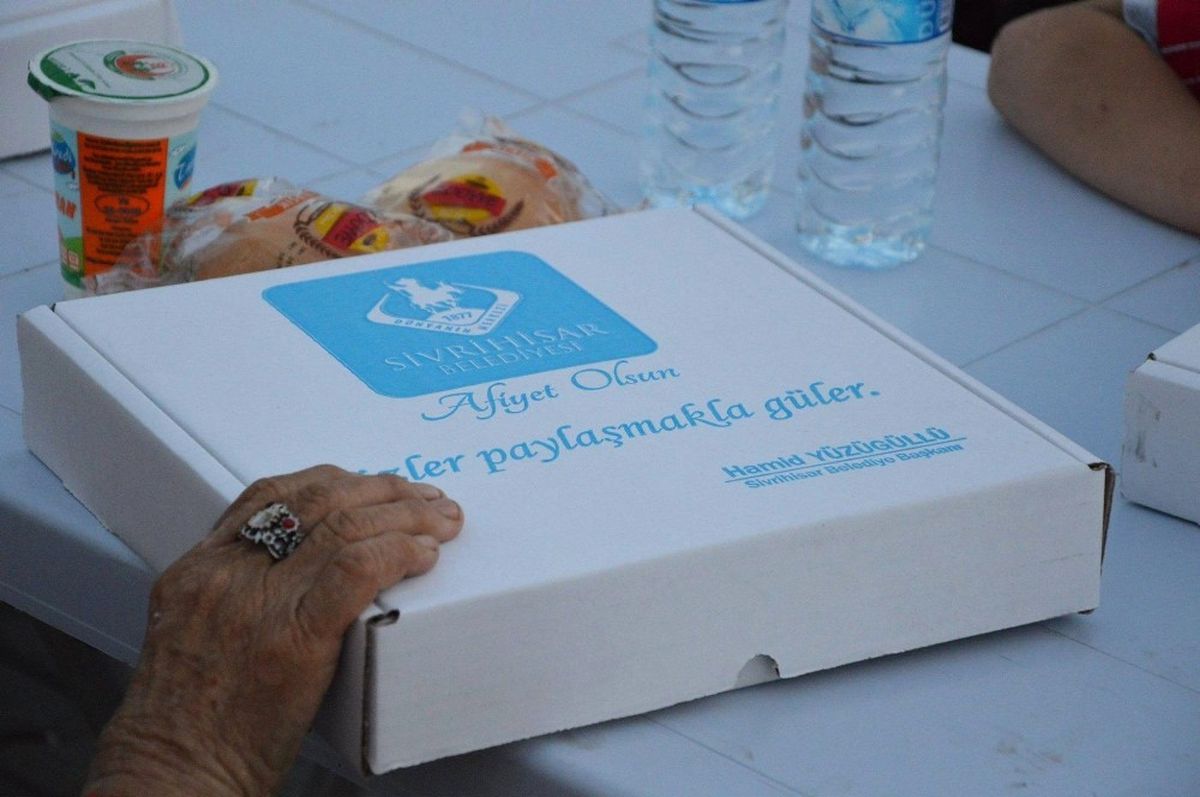 Başkan Yüzügüllü Orucunu Kaymaz Mahallesi\'nde Vatandaşlarla Açtı