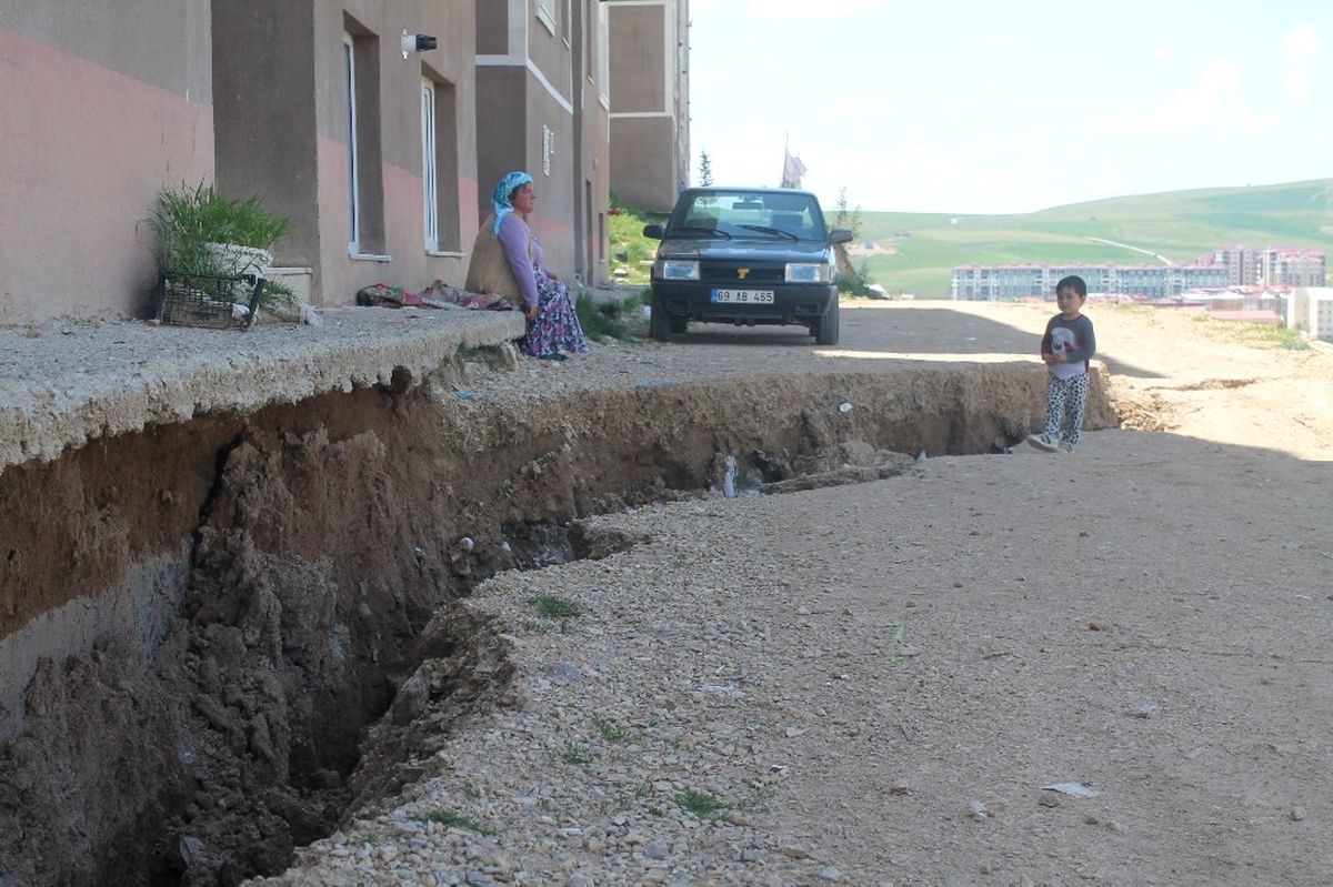 Bayburt\'ta Çöken Yol Tehlike Saçıyor