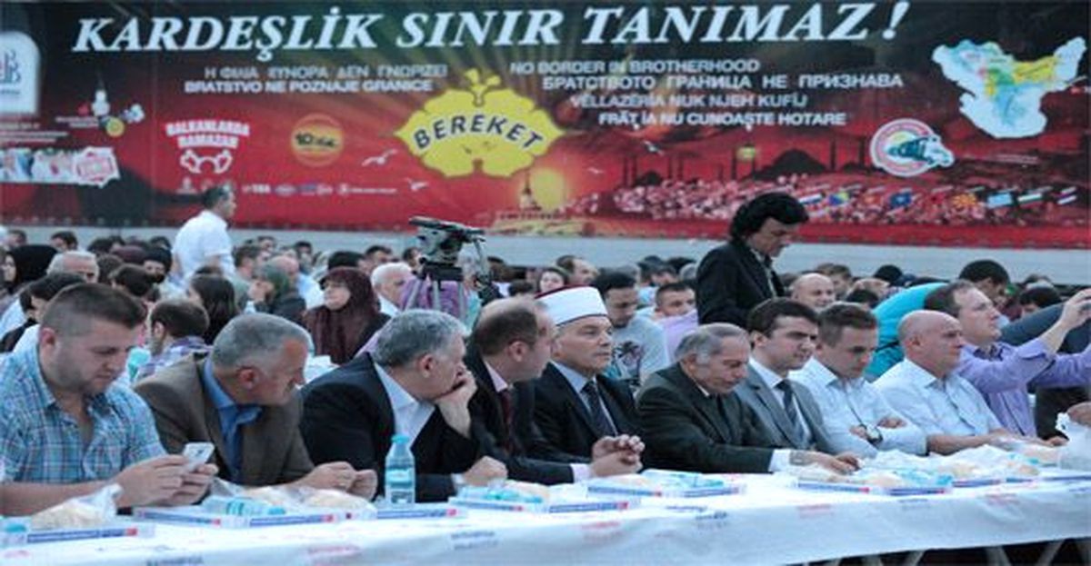 Bereket Konvoyu" Karadağlılarla Buluştu