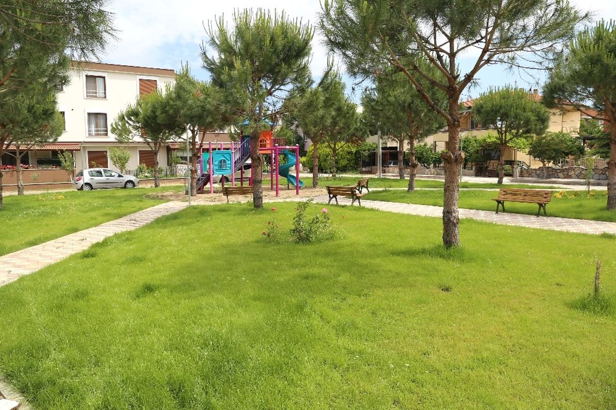 Burhaniye Belediyesi Öğretmenler Mahallesi\'ne Yeni Bir Park Yaptı
