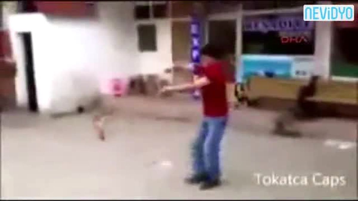 Çaycıdan İnanılmaz Tepsi Şovu