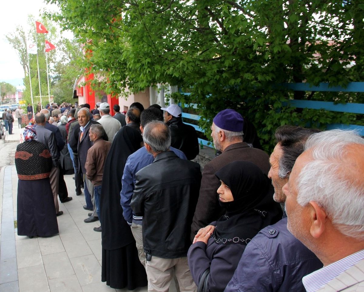 Dha Yurt;diyarbakır\'da Saatler Süren Ucuz Et Kuyruğu