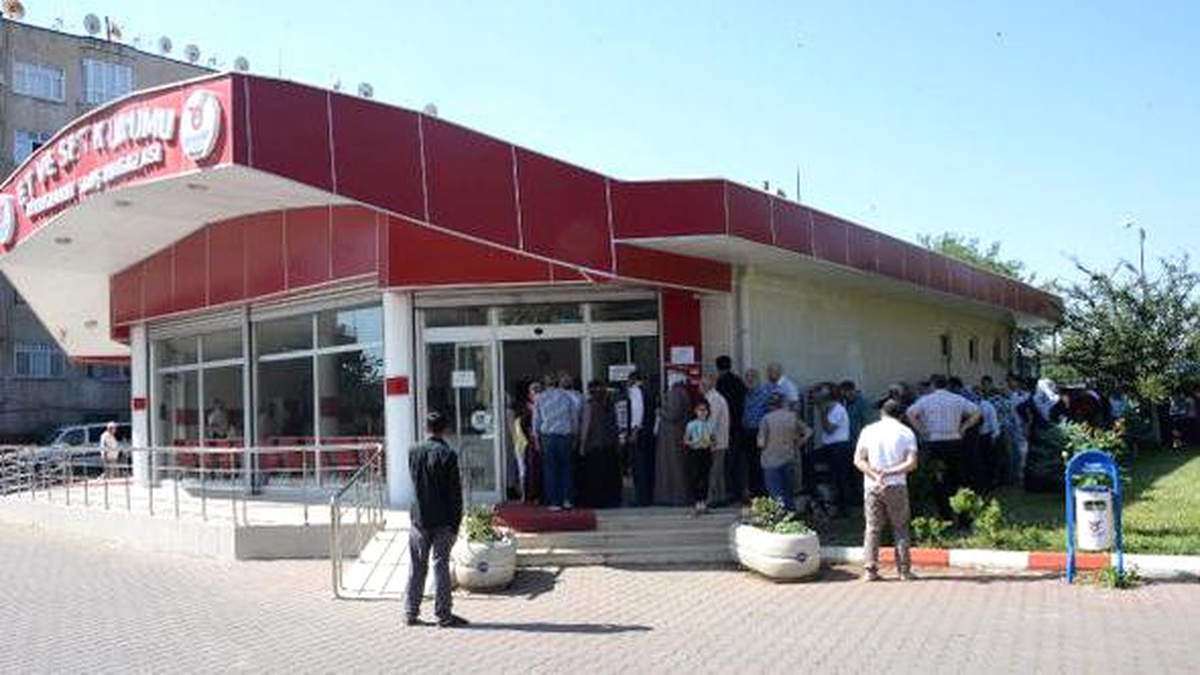 Dha Yurt: Diyarbakır\'da Ucuz Et Kuyruğu (Ek)"Dünyanın En Pahalı Etini Tüketiyoruz"
