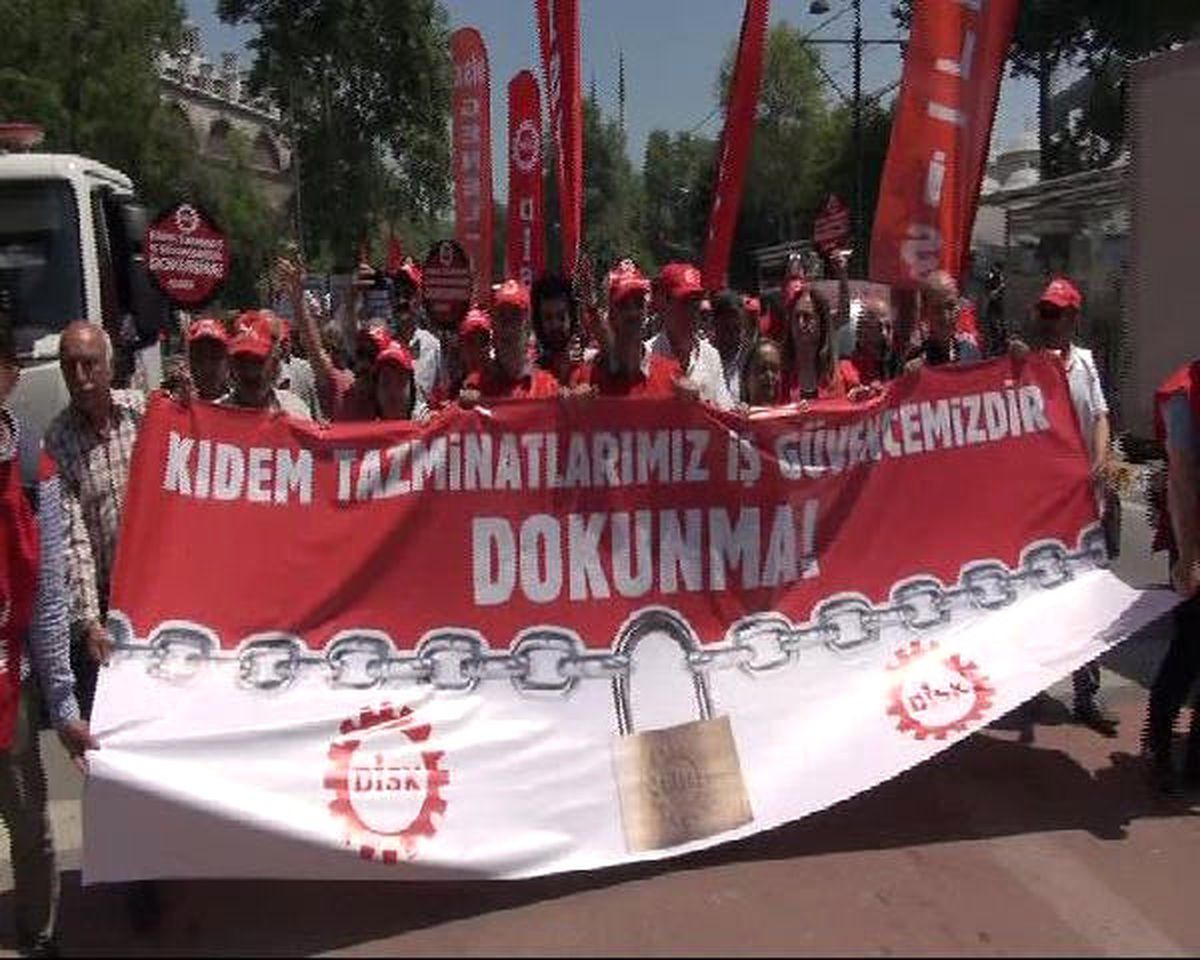 Disk\'ten İşkur Önünde "Kıdem Tazminatı" Protestosu