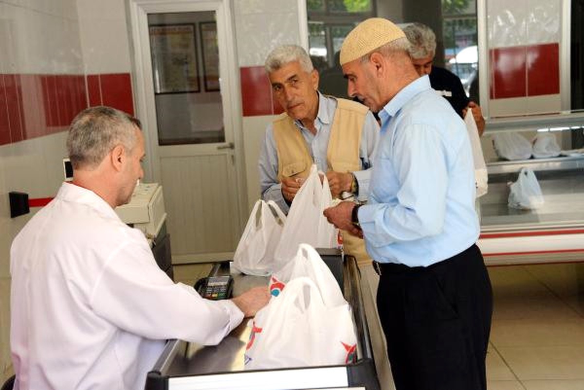 Diyarbakır\'da Saatler Süren Ucuz Et Kuyruğu