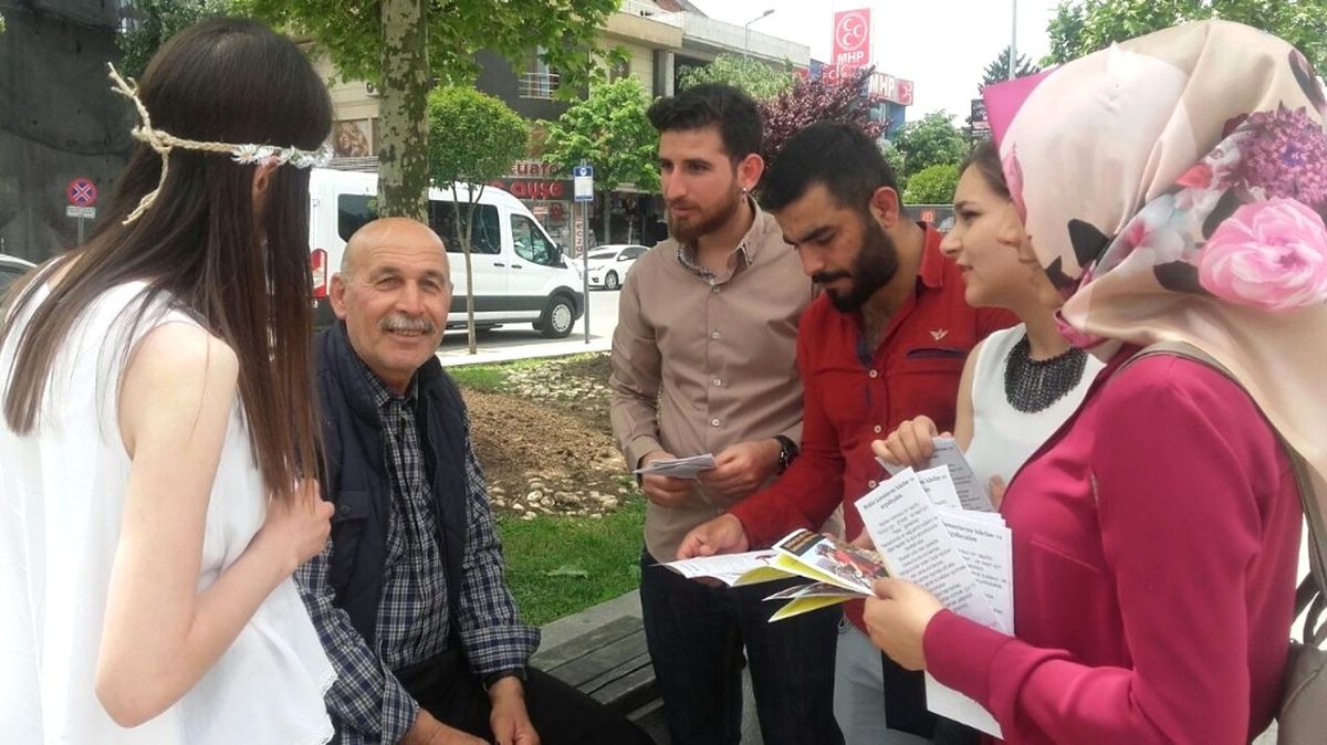 Düzce Üniversitesi Öğrencileri 200 Yaşlıya Rehberlik Etti