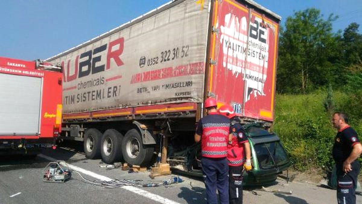 Emniyet Şeridinde Tır\'a Çarpan Otomobilin Sürüüsü Öldü