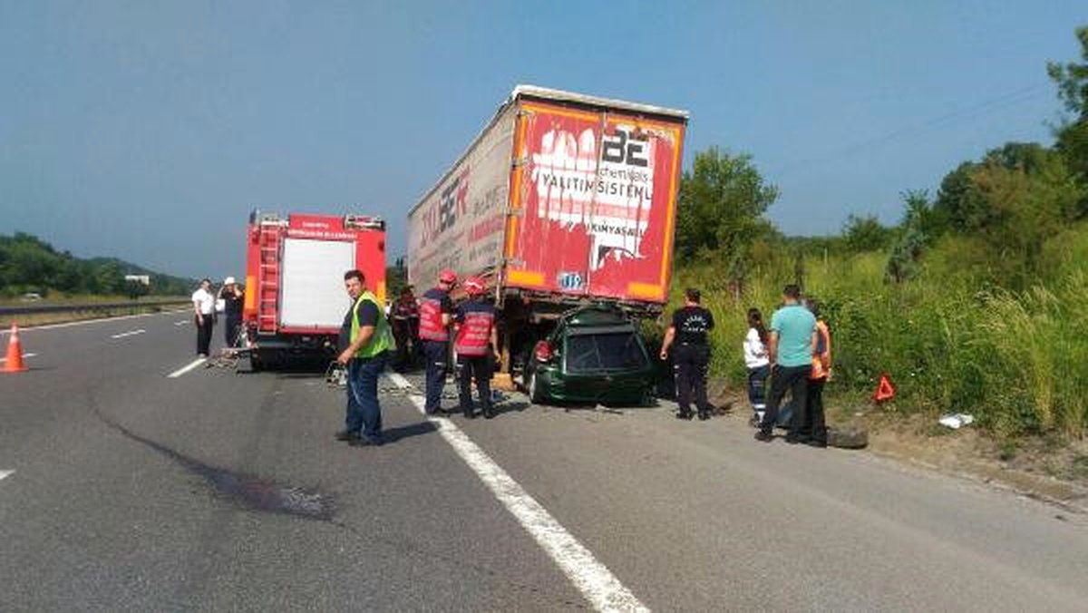 Emniyet Şeridinde Tır\'a Çarpan Otomobilin Sürücüsü Öldü