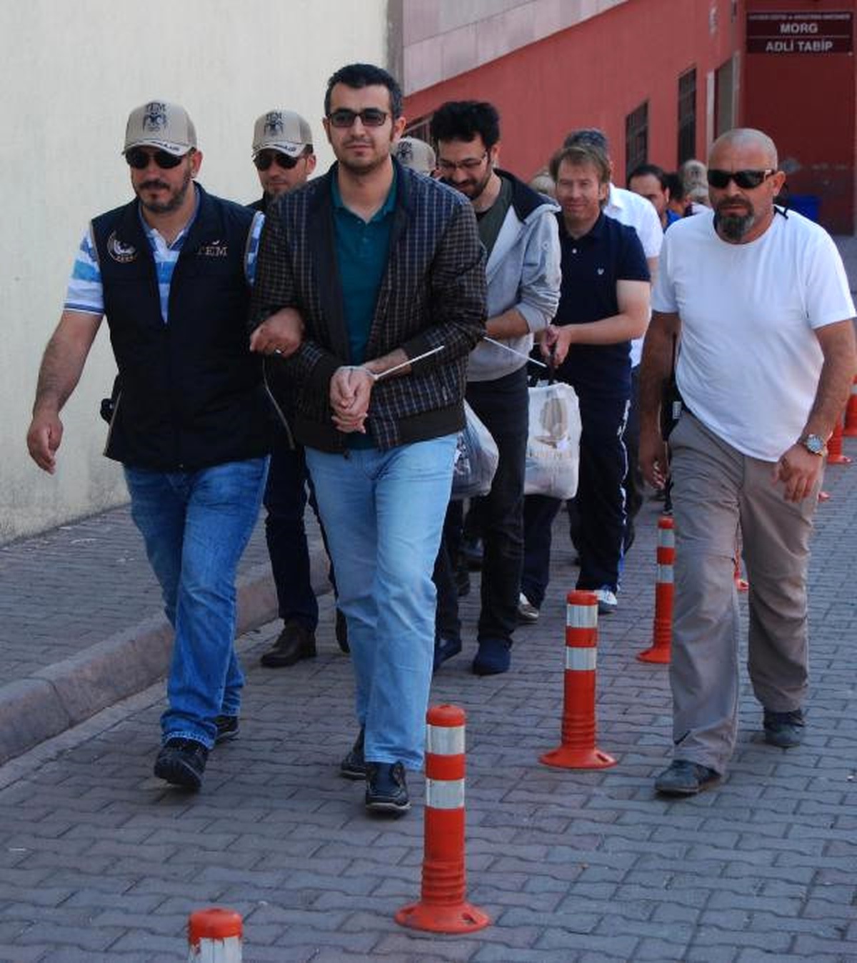 Fetö\'den Gözaltına Alınan 8 Akademisyen Adliyeye Gönderildi