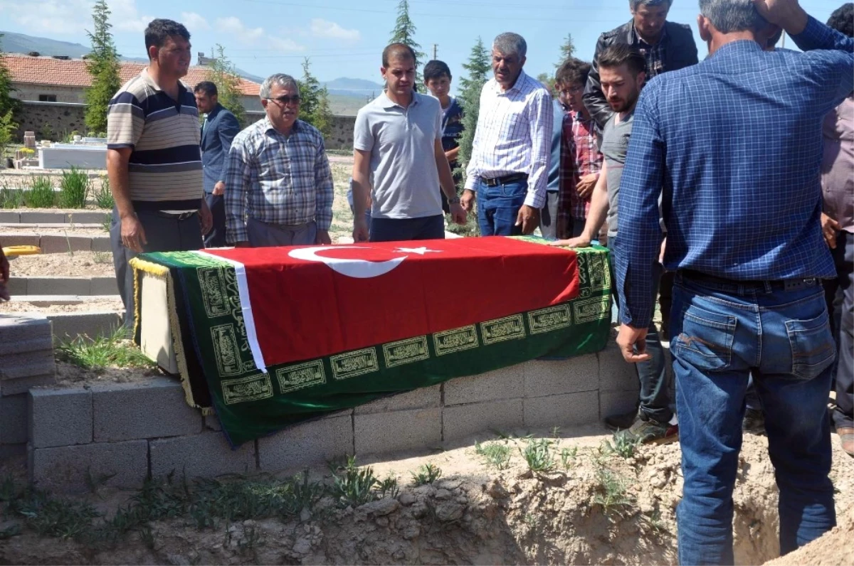 Hakkari\'de Evinde Ölü Bulunan Doktor Konya\'da Toprağa Verildi