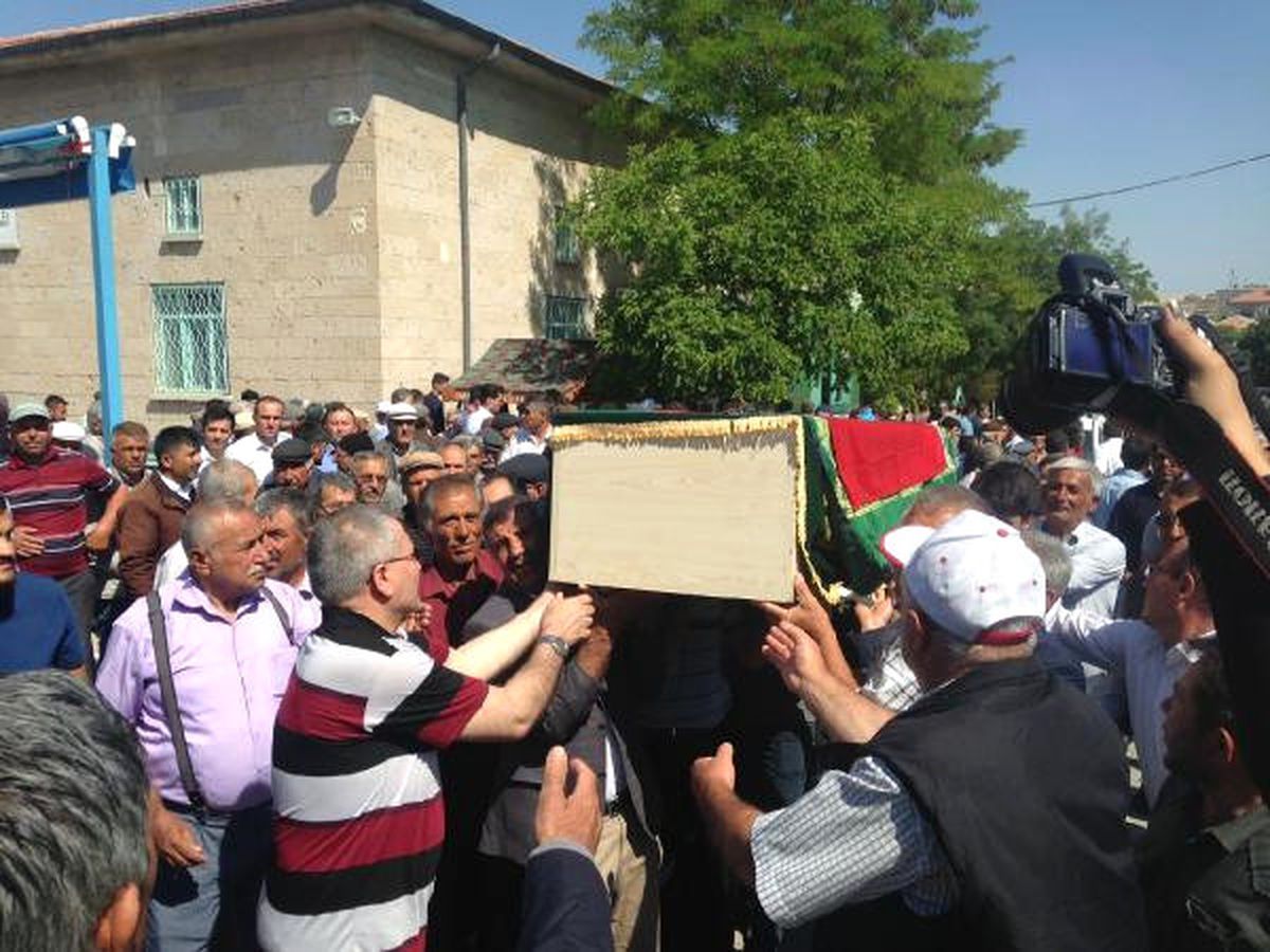 Hakkari\'de Evinde Ölü Bulunan Genç Doktor, Toprağa Verildi