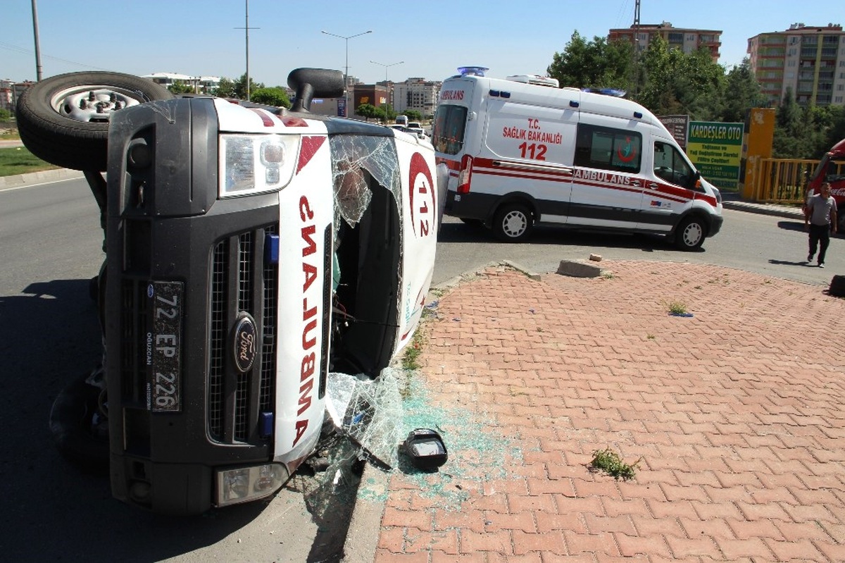 Hasta Taşıyan Ambulans ile Otomobil Çarpıştı: 5 Yaralı