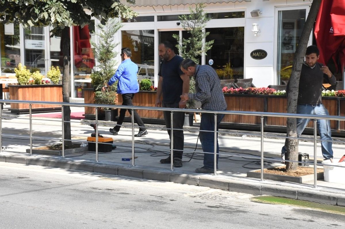 Hastane Caddesinde de Yaya Korkulukları Yapıldı