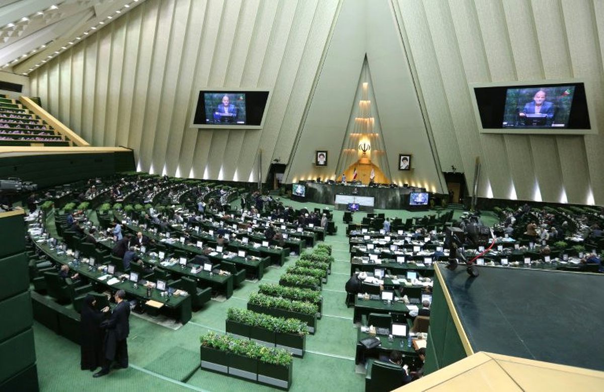 İran\'da Eş Zamanlı Saldırılar... Parlamento Çevresindeki Panik Kamerada
