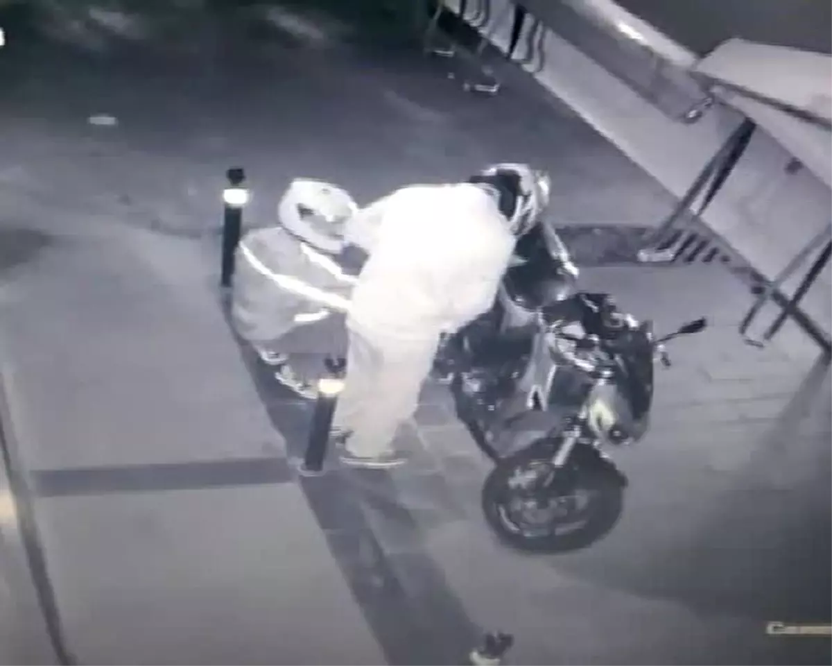 Istanbul\'daki Motor Hırsızlıkları Kamerada