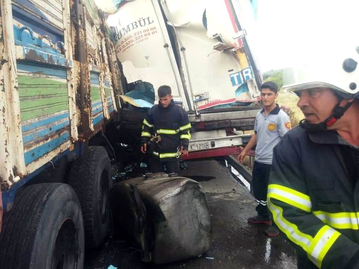Kamyon Tıra Arkadan Çarptı: 1 Ölü