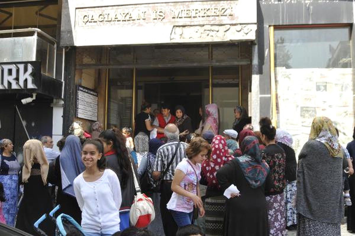 Kızılay Önünde Konserve Et Kuyruğu