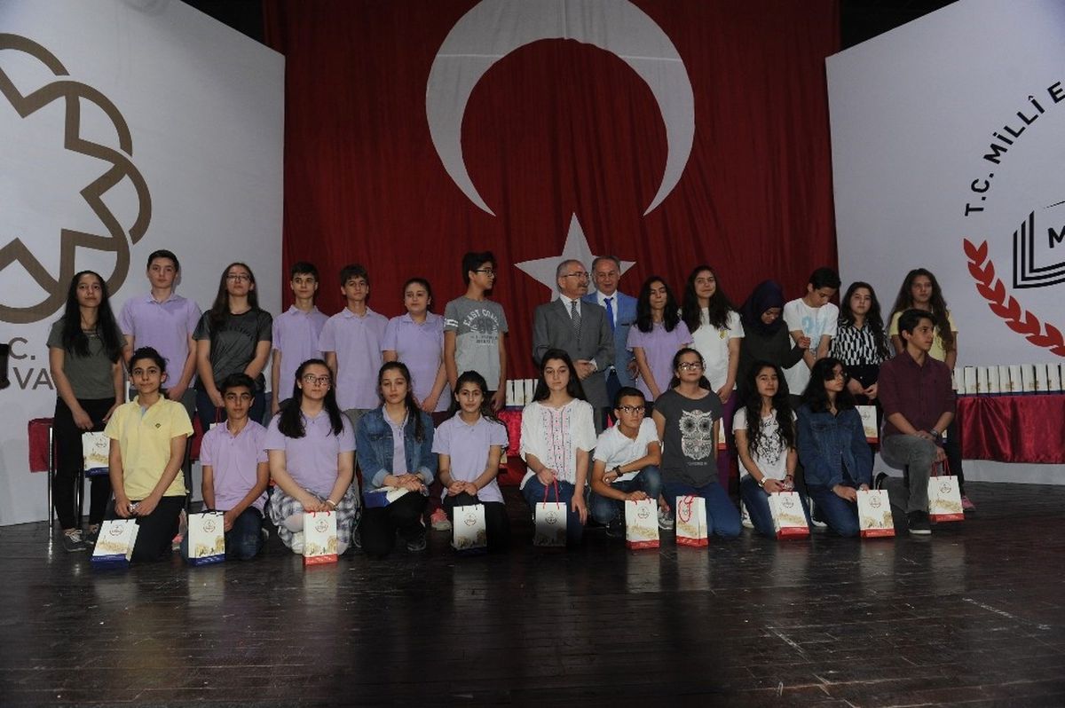 Mardin\'de Başarılı Öğrencilere Altın Verildi