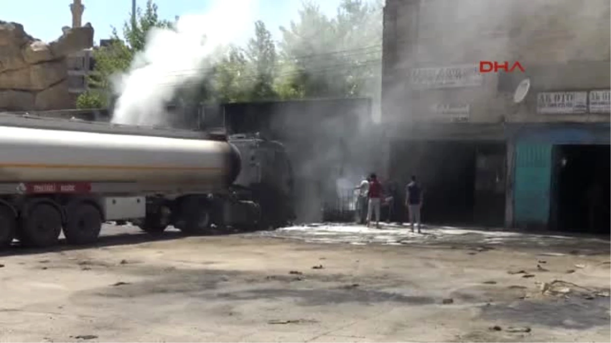 Mardin Sanayi Sitesindeki Akaryakıt Tankeri Patladı: 2 Yaralı